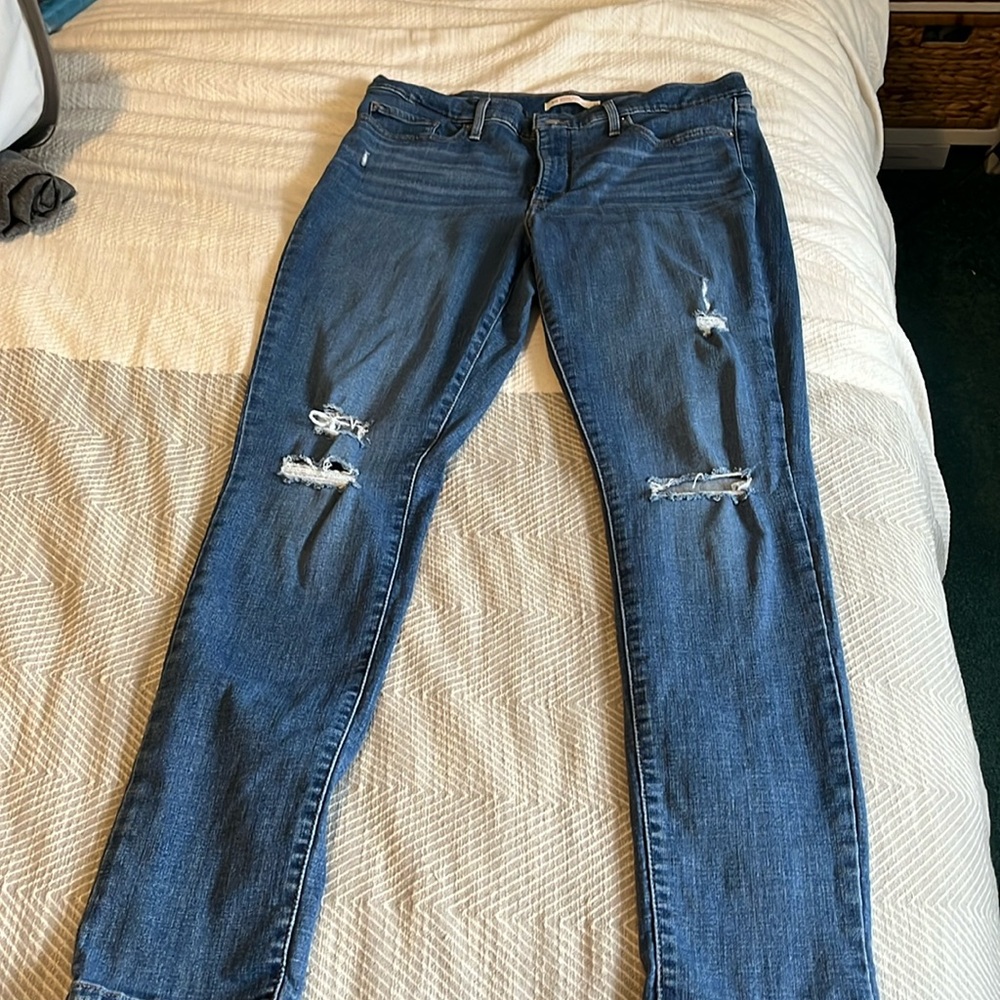 Authentic Levi’s 311 Shaping Skinny.